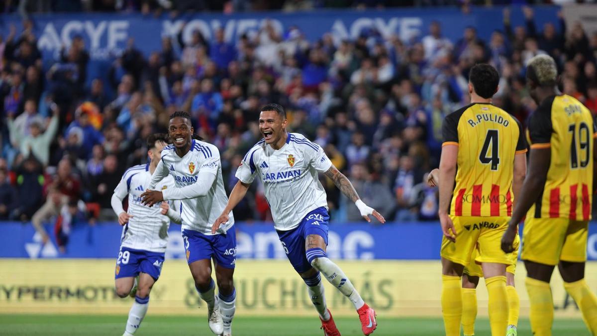Arriaga celebra el gol marcado al comienzo de la segunda parte junto a Jair y Pau Sans.