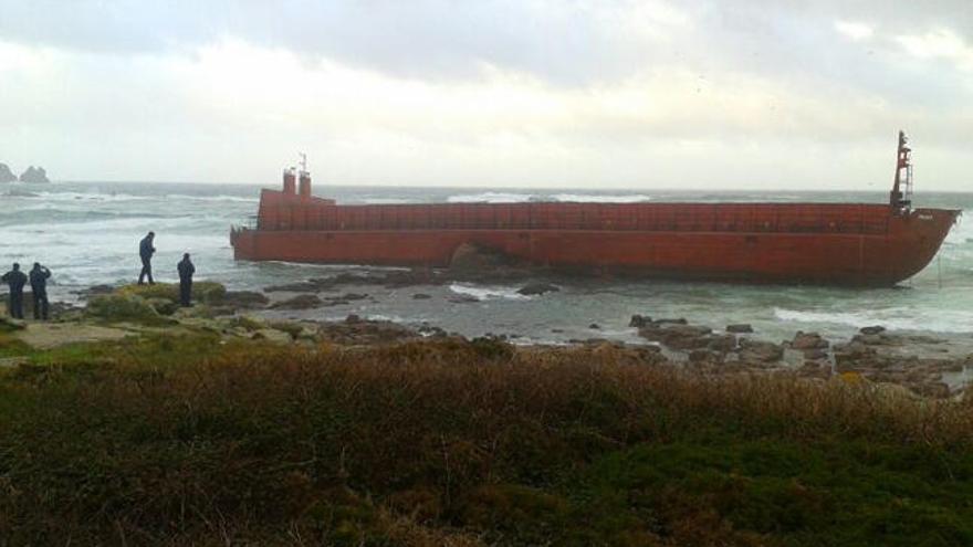 Descartan &quot;contaminación&quot;  tras encallar una gabarra en Camariñas