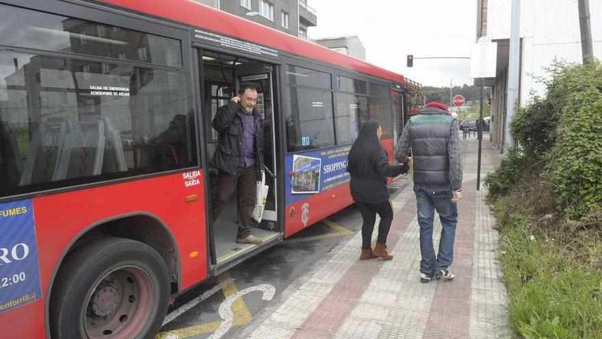 Un autobús urbano de A Coruña para en la avenida del Butano, en Meicende.