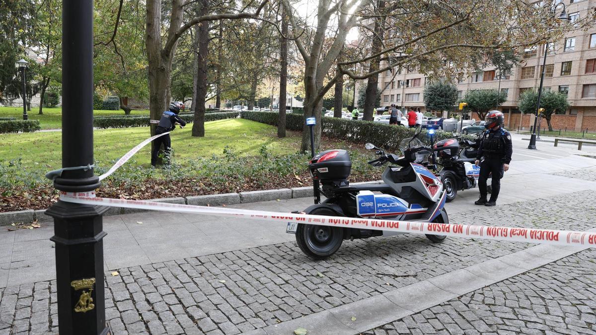 La Policía Local de Gijón cierra los accesos al parque de Isabel la Católica por rachas de viento