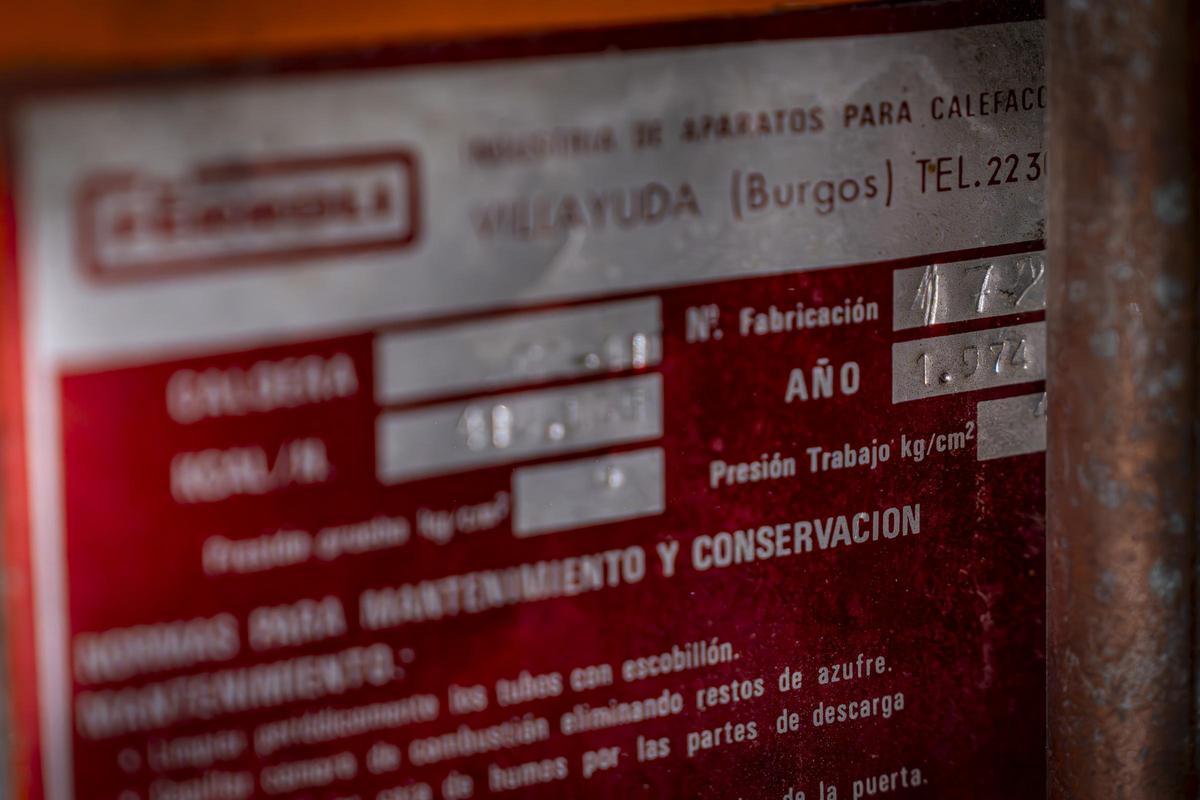 El Institut Sants, entre lo retro y lo ruinoso: crónica visual de un centro que envejece sin cuidados