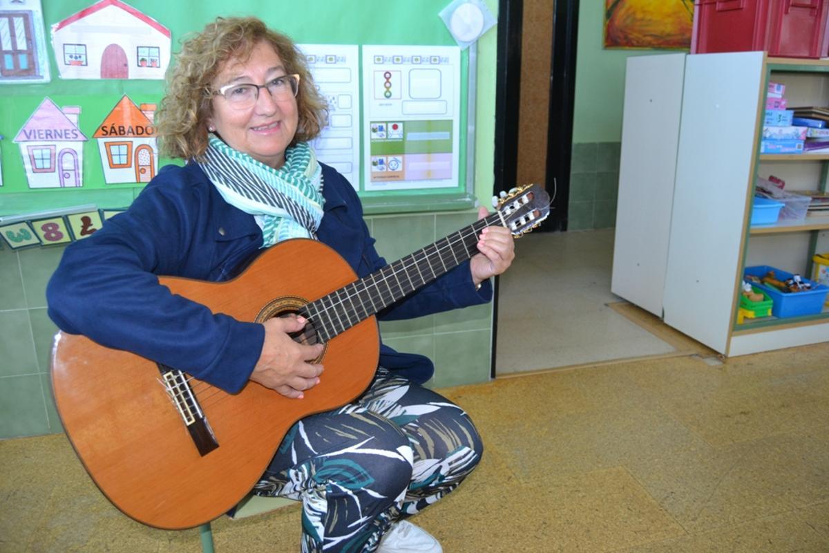María Elena Rodríguez-Campoamor, en el colegio Pedro Penzol, con su guitarra.