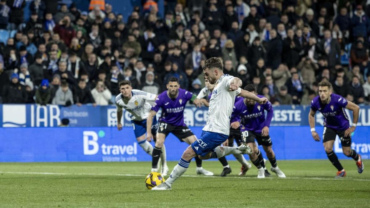 Soberón transforma el penalti que supuso el empate ante el Córdoba.