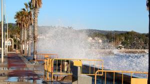 El embate de las olas en la costa de las Terres de lEbre.