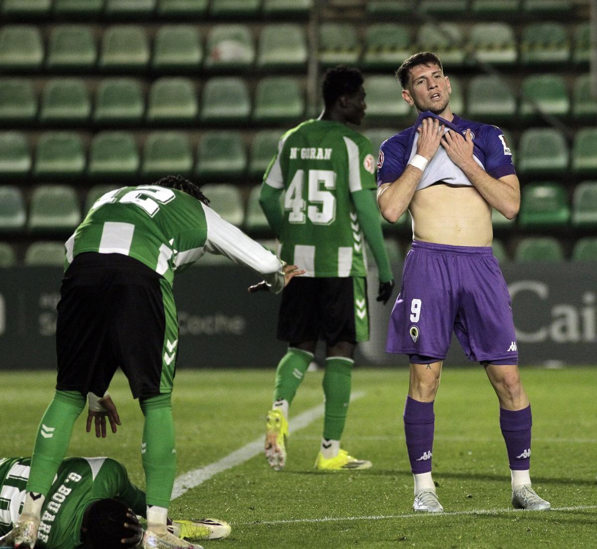 Alberto Toril se seca el sudor con la camiseta durante la visita del Hércules al Luis del Sol de Sevilla.