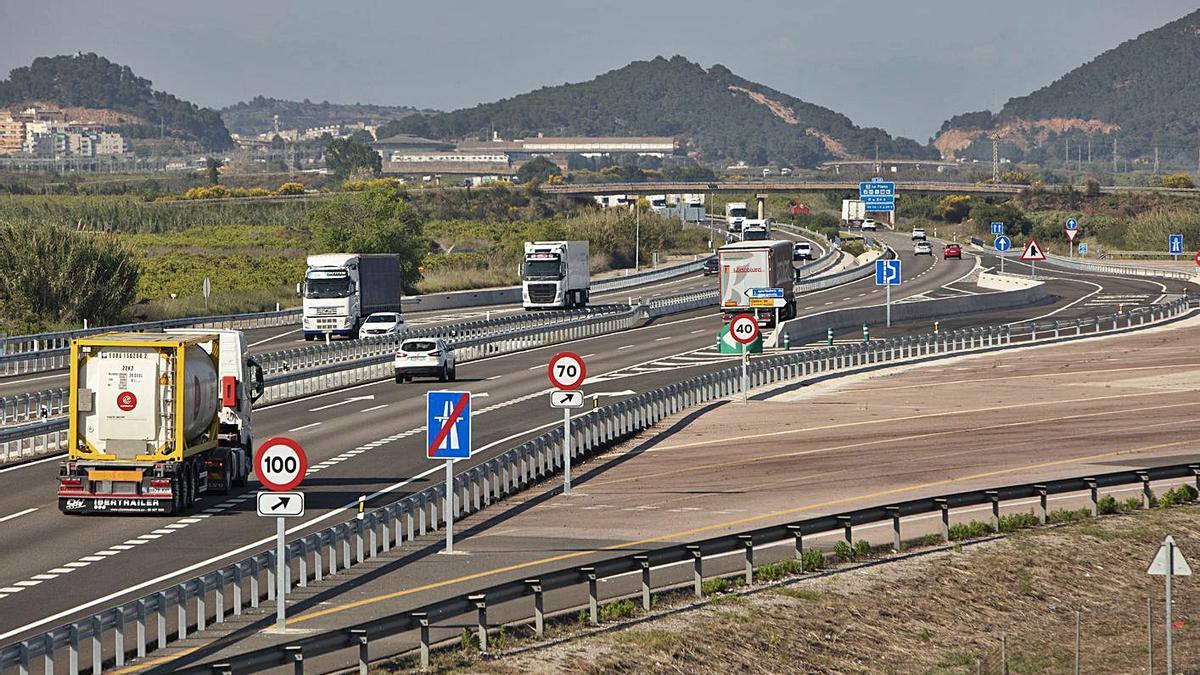 Antiguo peaje en la AP-7 a la altura de Sagunt. | DANIEL TORTAJADA