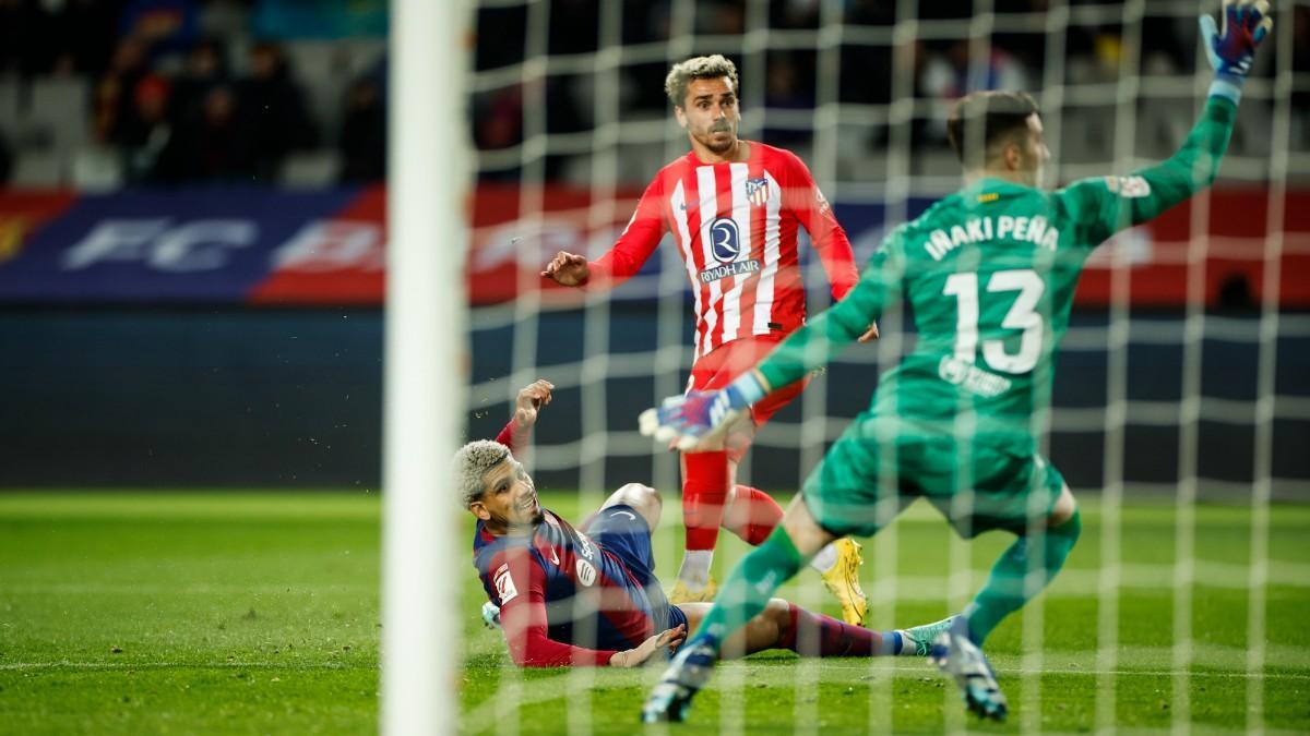 Iñaki Peña en una acción ante el Atlético de Madrid