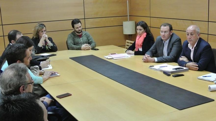 Representantes de locales se reunieron ayer con los ediles Ortiz (derecha) y Guillén.