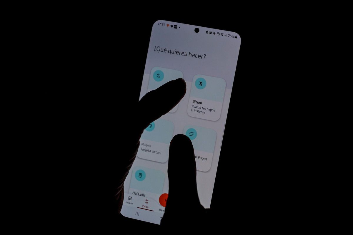13/09/2024 Una persona hace un bizum desde el móvil, a 13 de septiembre de 2024, en Madrid (España). El neobanco Revolut anunció ayer, 12 de septiembre, que ha comenzado a ofrecer el servicio de transferencias instantáneas Bizum a todos sus clientes en España. En lo que va de año, Revolut ha crecido un 40% en clientes en España, alcanzando un total de 3,5 millones. ECONOMIA Ricardo Rubio - Europa Press