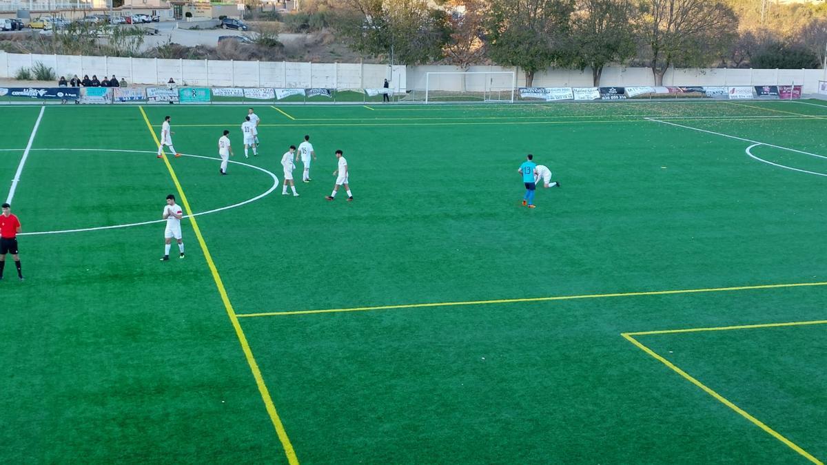 Uno de los instantes del partido entre el Calpe y el Olímpic de Xàtiva.