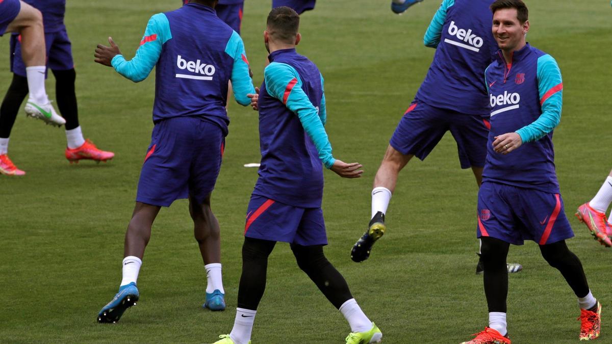 Messi, con la barba afeitada después del clásico, durante el calentamiento en La Cartuja.