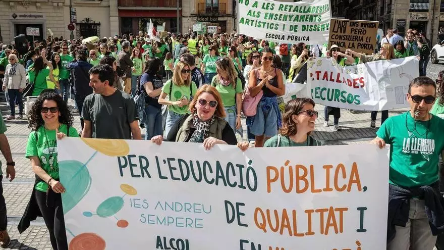 Alcoy reúne a más de 300 docentes en la segunda jornada de huelga