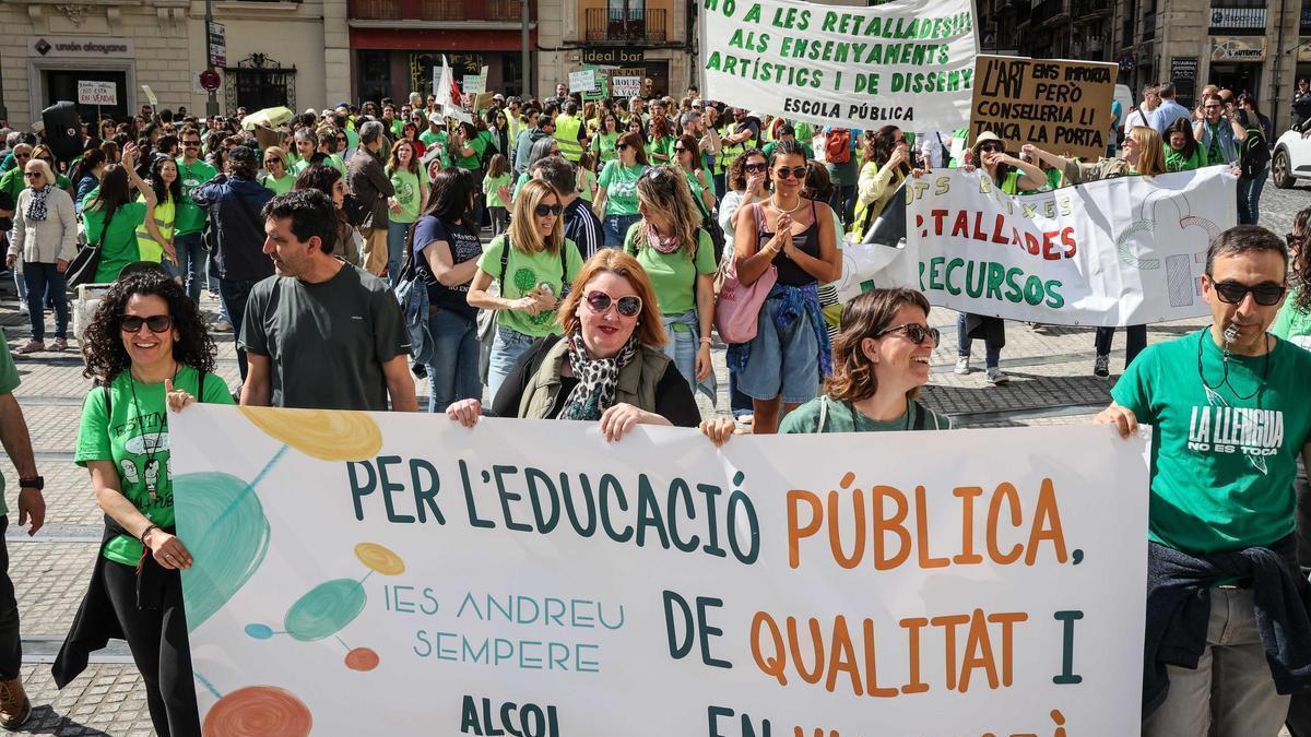 Alcoy reúne a más de 300 docentes en la segunda jornada de huelga