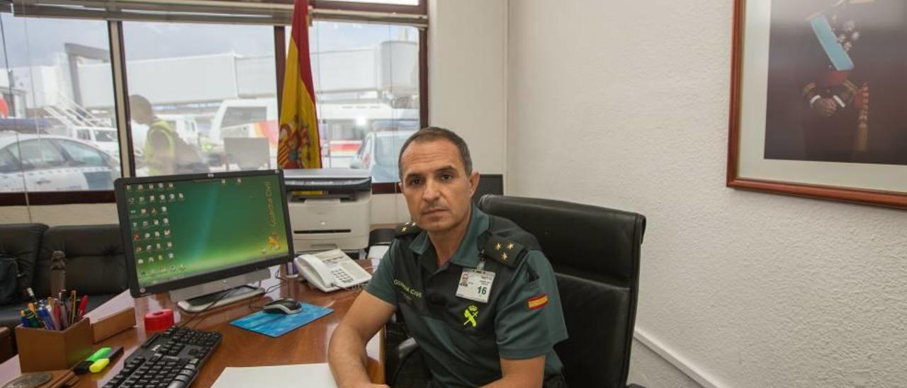 El capitán de la Guardia Civil Francisco Albendín en su despacho del aeropuerto de Son Sant Joan.