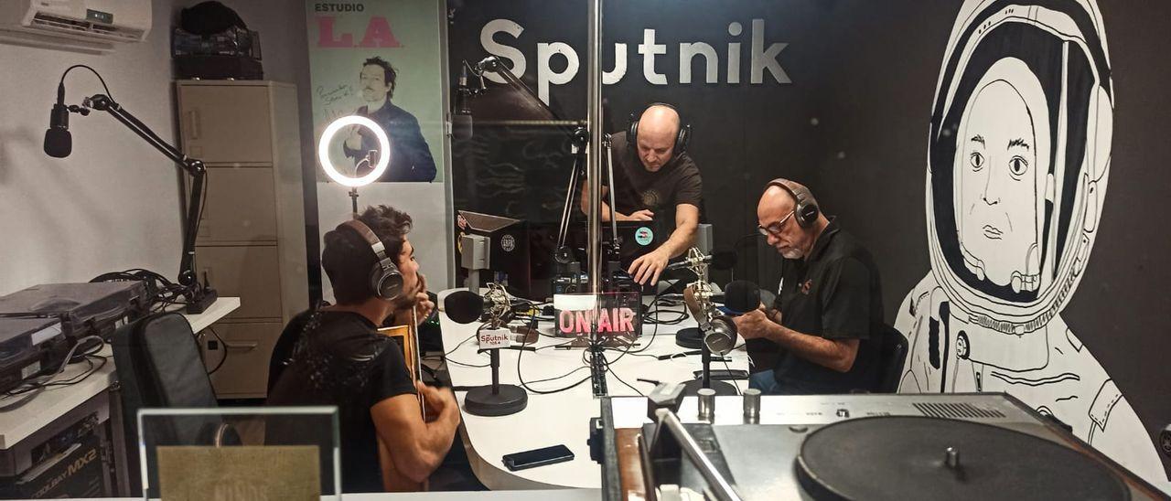 Un momento de la emisión de un programa de Sputnik Radio.