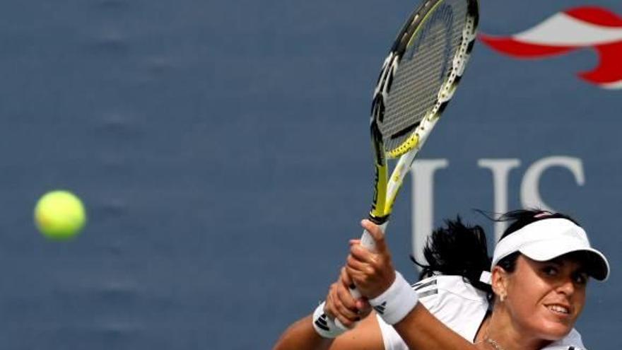 Anabel Medina golpea una bola durante una de sus participaciones en el Open USA.