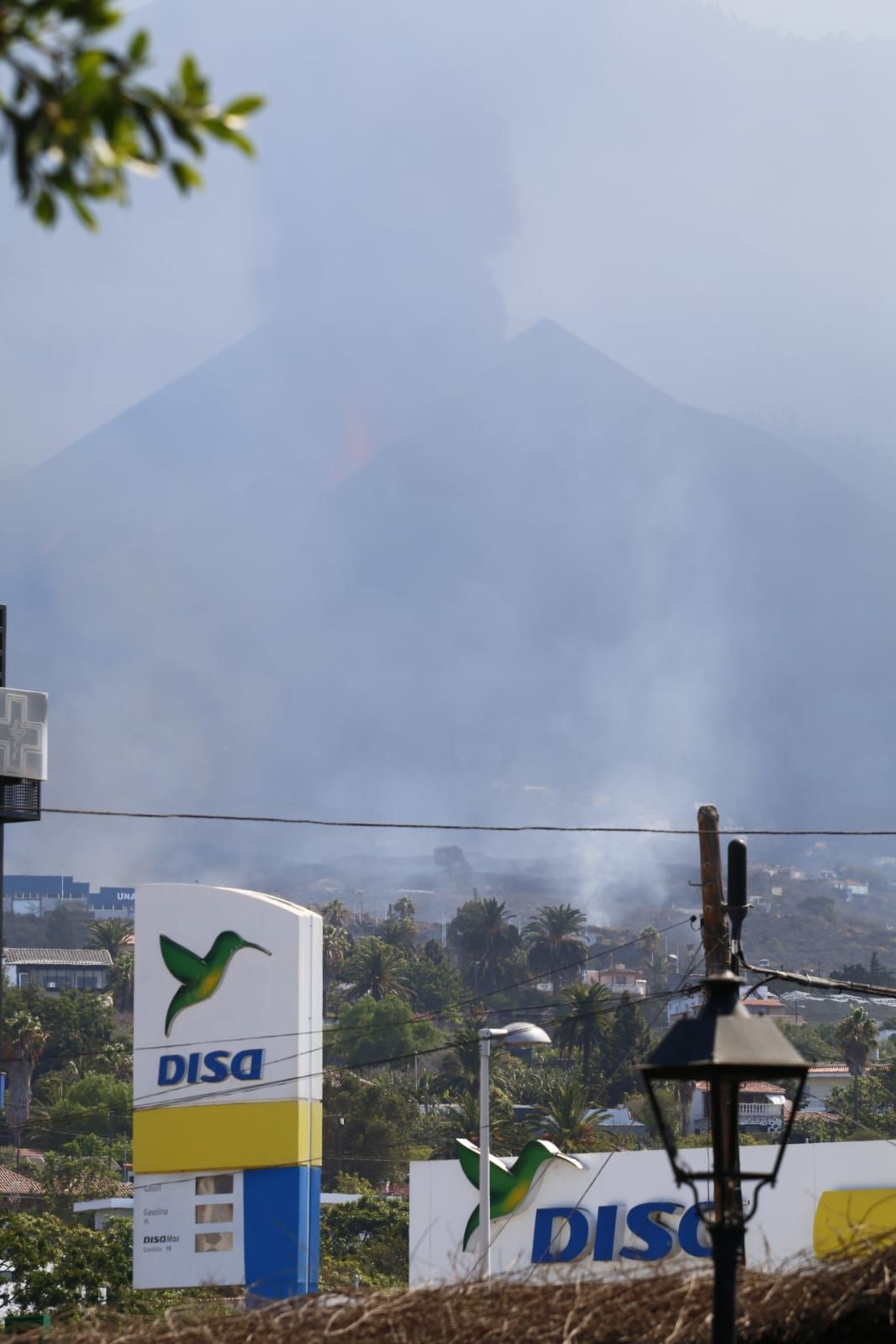 Vecinos de La Palma acuden a sus viviendas a recoger enseres ante la amenaza de la colada de lava