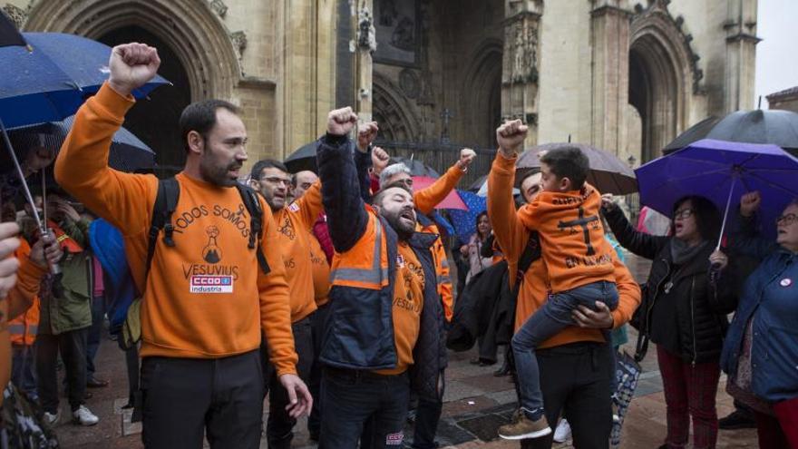 Salida de la catedral de los trabajadores encerrados.