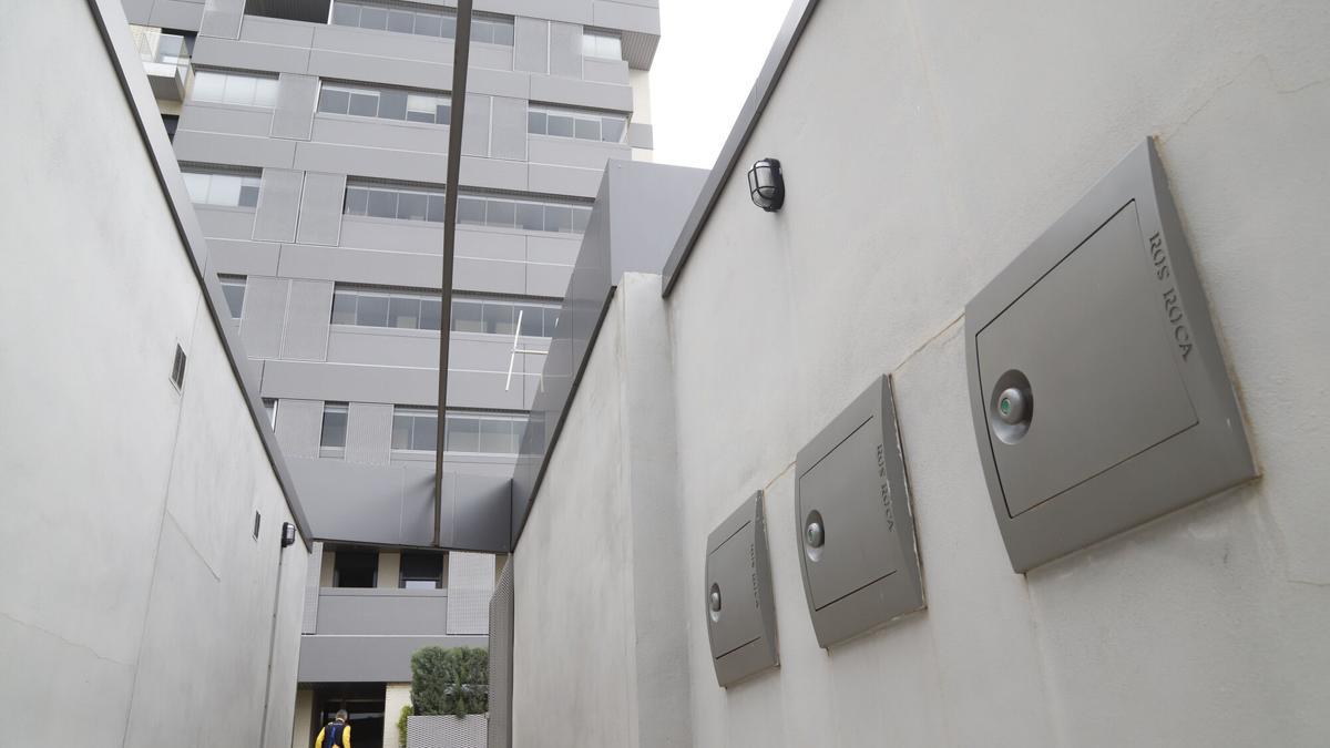 Contenedores para la recogida neumática de basura instalados en un residencial de Córdoba.
