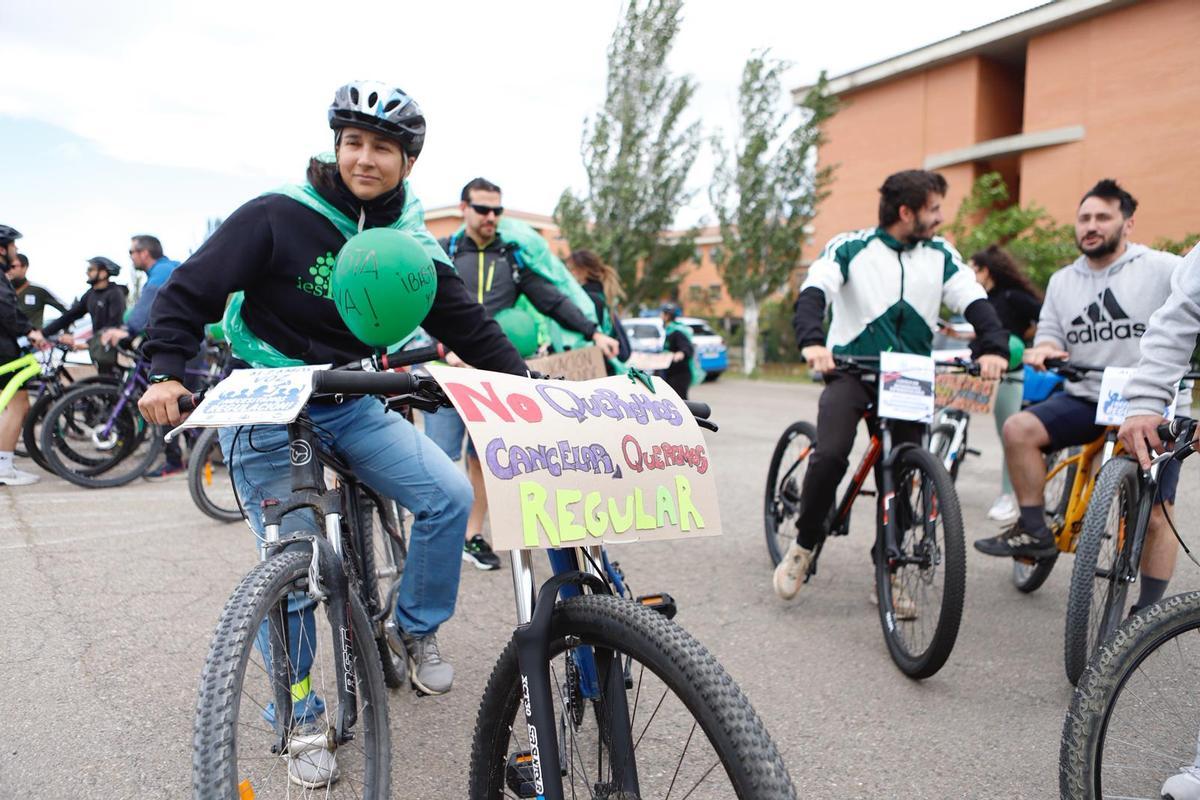 Bicicletada desde el IES Ítaca para reclamar seguridad jurídica para los profesores en las salidas extraescolares.