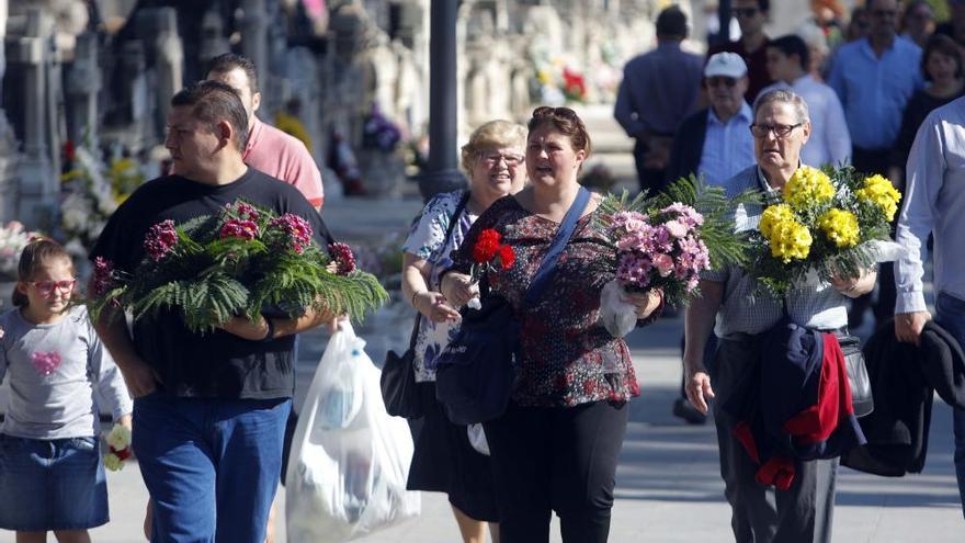 El respeto por los muertos congrega a miles de personas en los cementerios