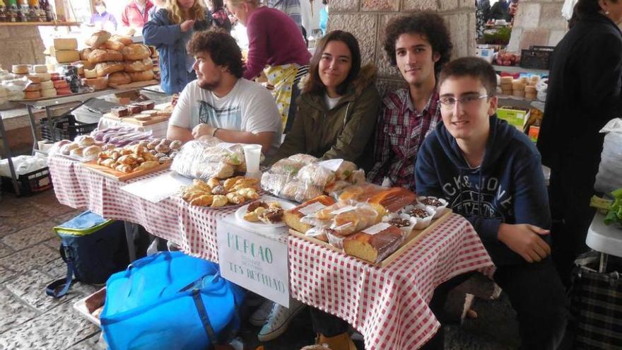 Alumnos en el puesto de venta, en Cangas de Onís.