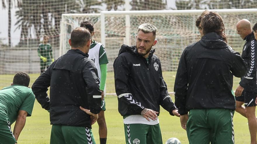 Los jugadores del Elche entrenando bajo la lluvia en el campo anexo