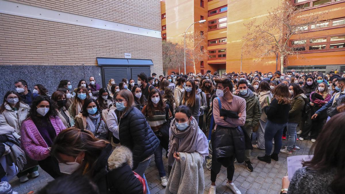 Aspirantes de la convocatoria de 2022 esperando para entrar al examen de formación especializada.