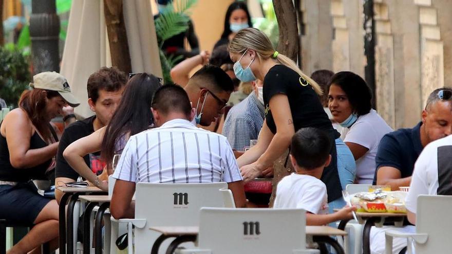 Los clientes disfrutan en un a terraza.