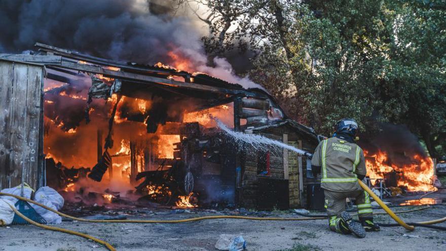 Un incendio en una chabola de O Vinteún levantó una densa humareda en la ciudad