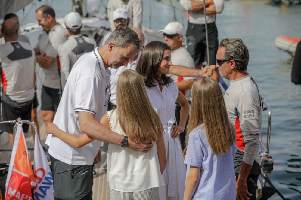 Primera aparición pública de los Reyes y sus hijas en el Club Náutico de Palma