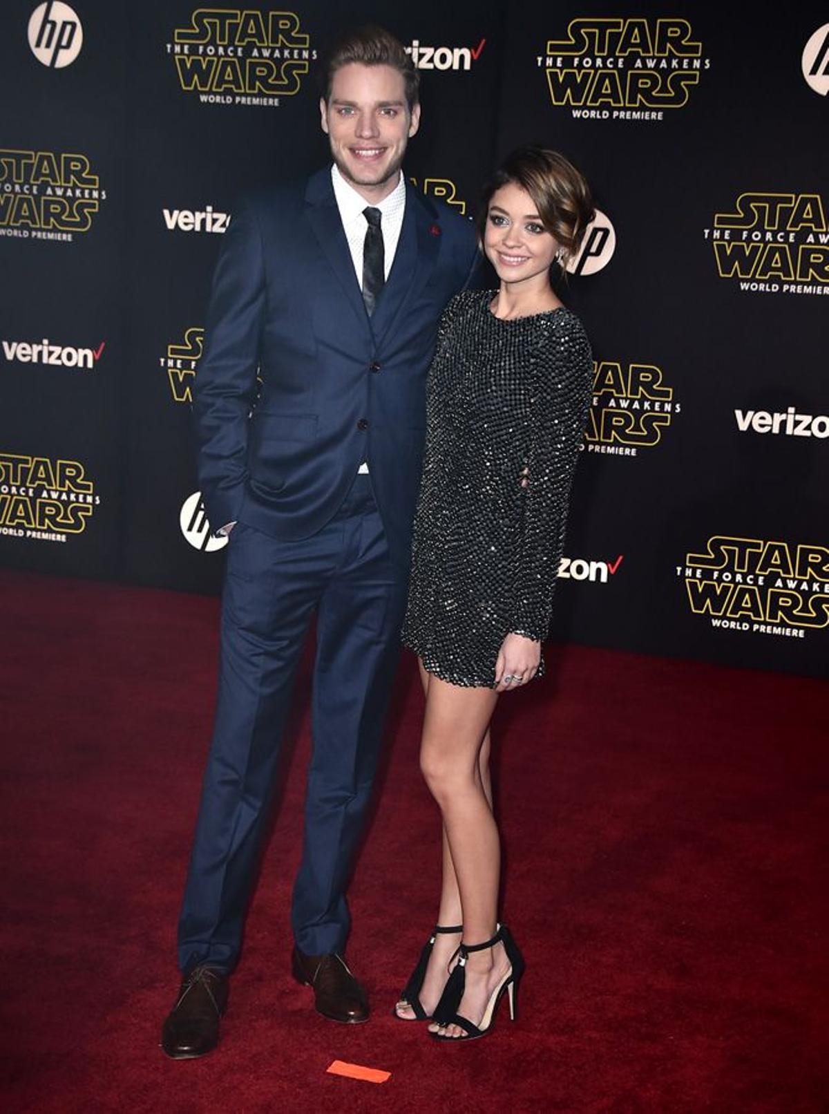 Sarah Hyland y Dominic Sherwood en el estreno mundial de Star Wars en Nueva York