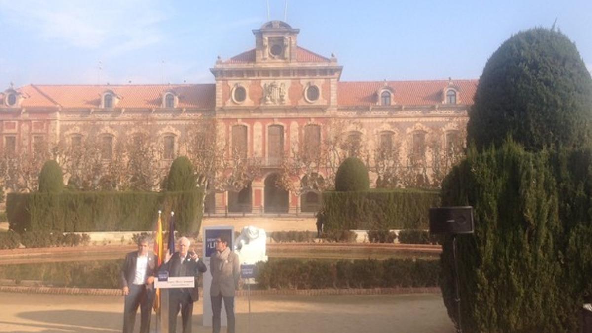 Francesc Homs, junto al historiador Jaume Sobrequès y Aleix Sarri, candidato de Democràcia i Llibertat, en el Parc de la Ciutadella de Barcelona.