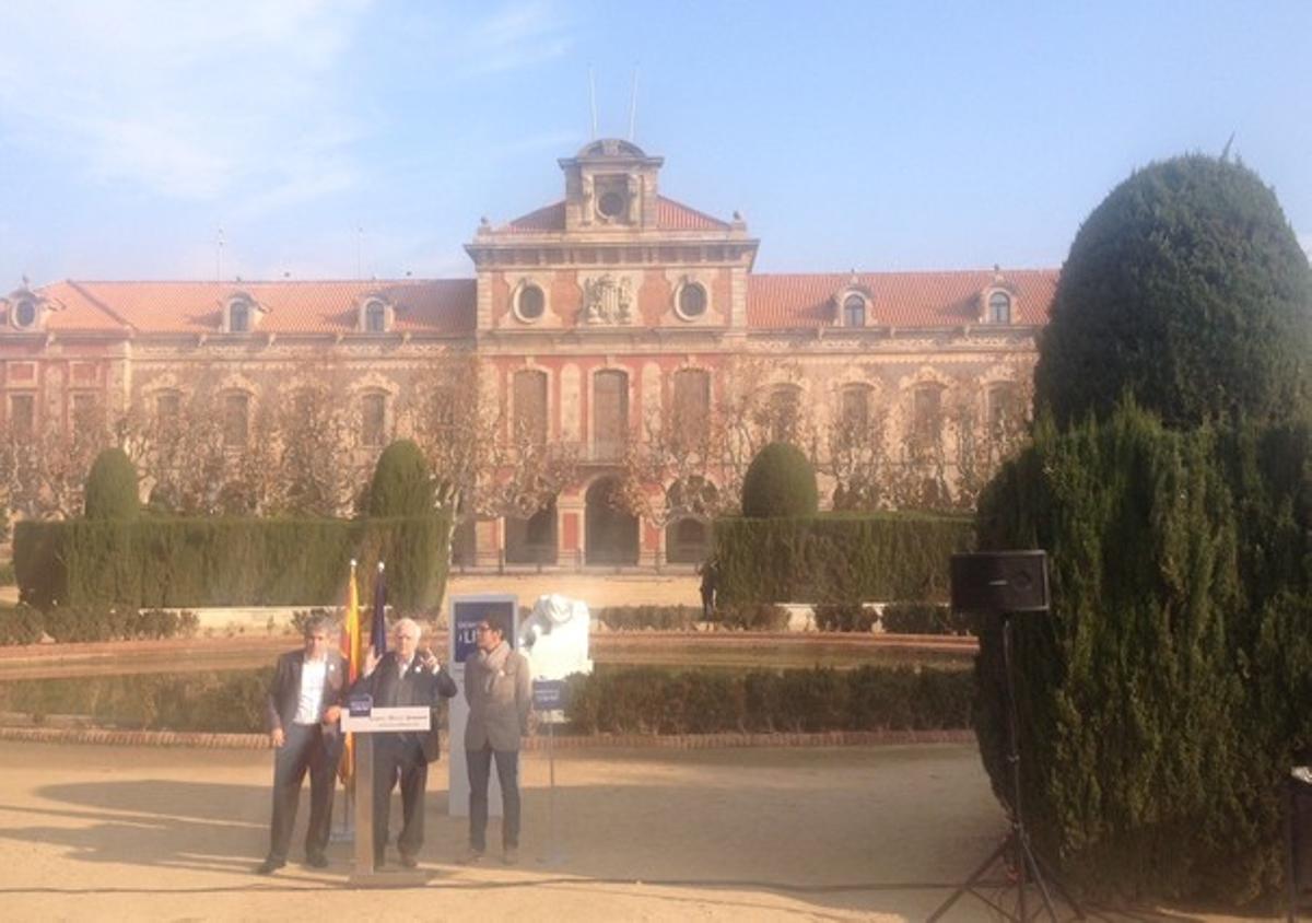Francesc Homs, amb l’historiador Jaume Sobrequès i Aleix Sarri, candidat de Democràcia i Llibertat, al Parc de la Ciutadella de Barcelona.