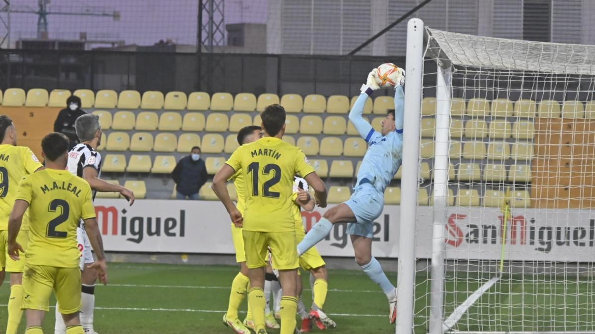 Iker Álvarez atrapa en uno de los ataques del Castellón.