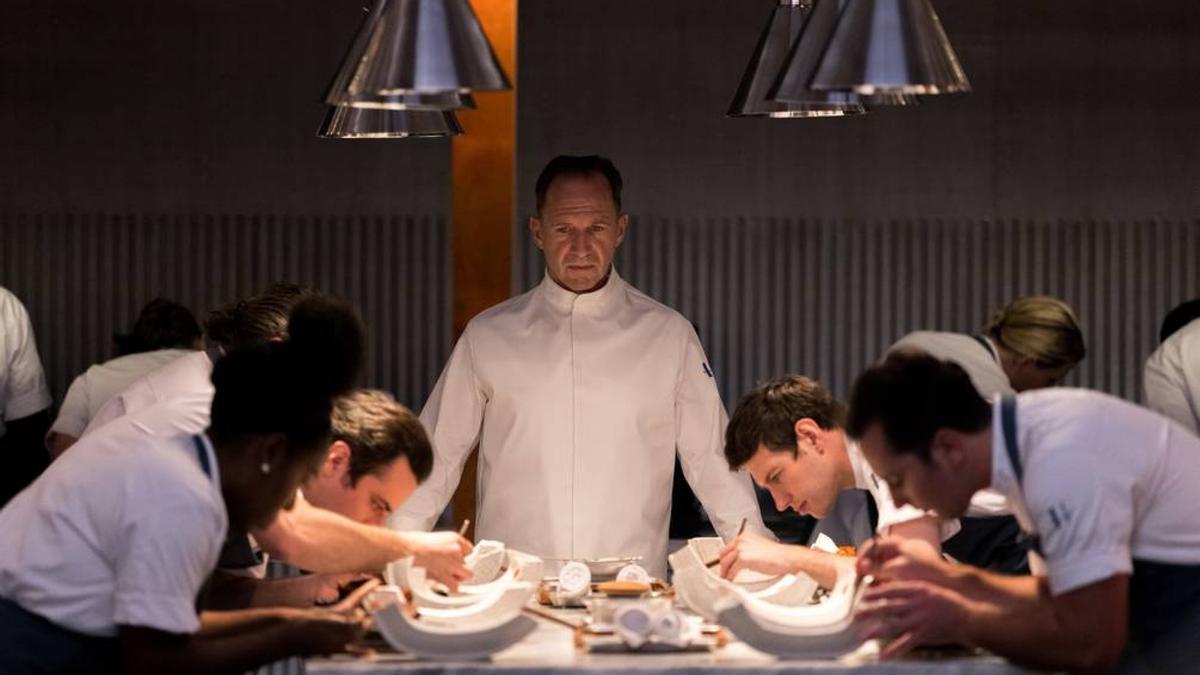 Una escena de la película ‘El menú’, con Ralph Fiennes en el papel del chef Slowik
