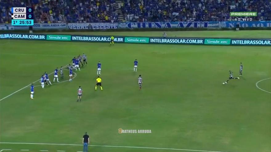 Por cosas como esta lo llaman 'El increíble Hulk'... ¡Qué golazo desde cerca de medio campo!