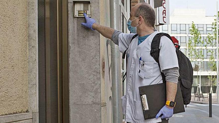 Albert Teba, infermer: «Les persones de més edat les controlem a domicili»