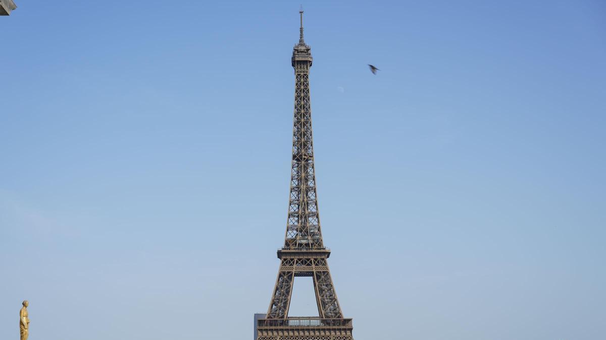Dimite el patrón de la Torre Eiffel tras el escándalo de la exclusión de mujeres