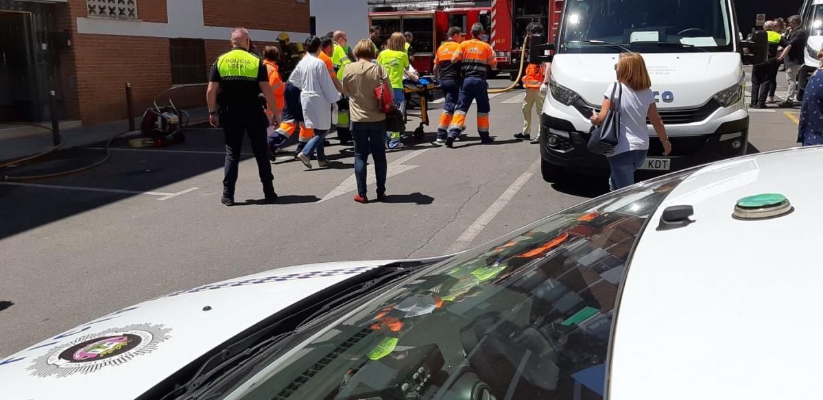 Rescate de vecinos tras el incendio de una vivienda en Plasencia