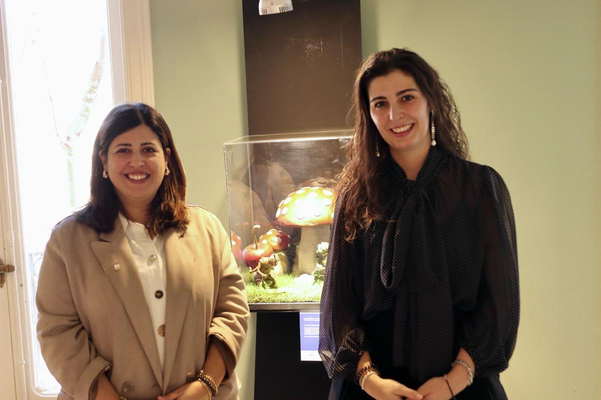 Beatriz Asensio y Mercedes Benítez en la inauguración del belén de Casa Solita.