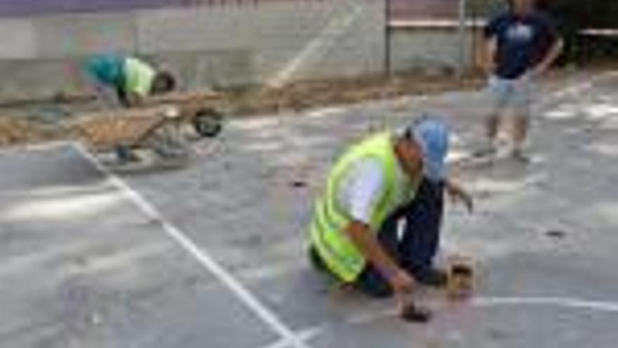 Reparen la pista de bàsquet del carrer Joan Pons de la Devesa