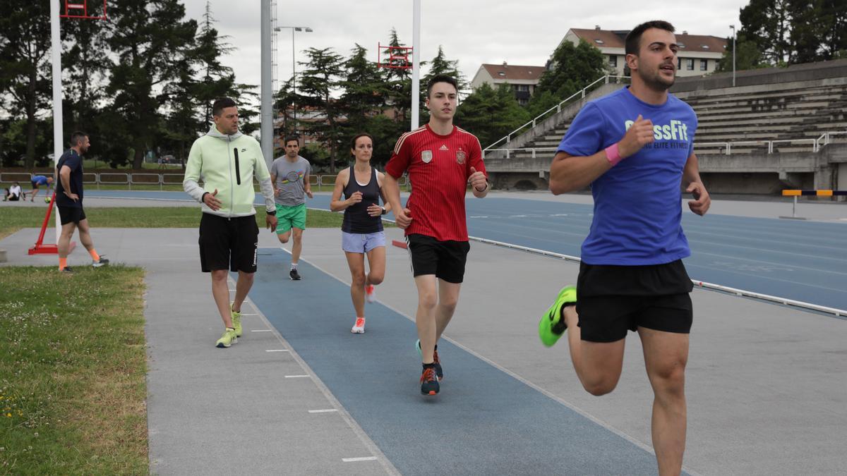 Alfonso Álvarez, Adrián González, Ana Sotelo y Pablo García, ayer, en el complejo deportivo de Las Mestas