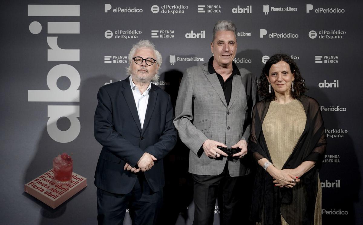 Madrid. 05.06.2026. Fiesta del suplemento Abril. Álex Sàlmon, director del suplemento 'abril'; José María Sanz Beltrán, Loquillo y Gemma Martínez, directora de El Periódico