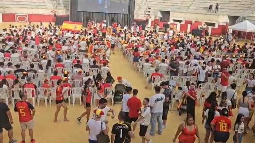Aficionados esperan el partido de España en la Plaza de Toros de Lorca