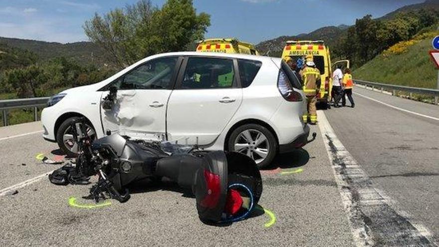 La motocicleta i el cotxe implicats en un accident