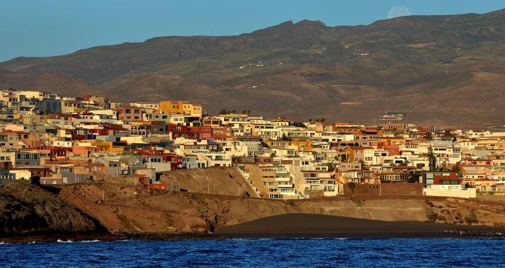 Erección del aerogenerador de Plocan en aguas de Telde