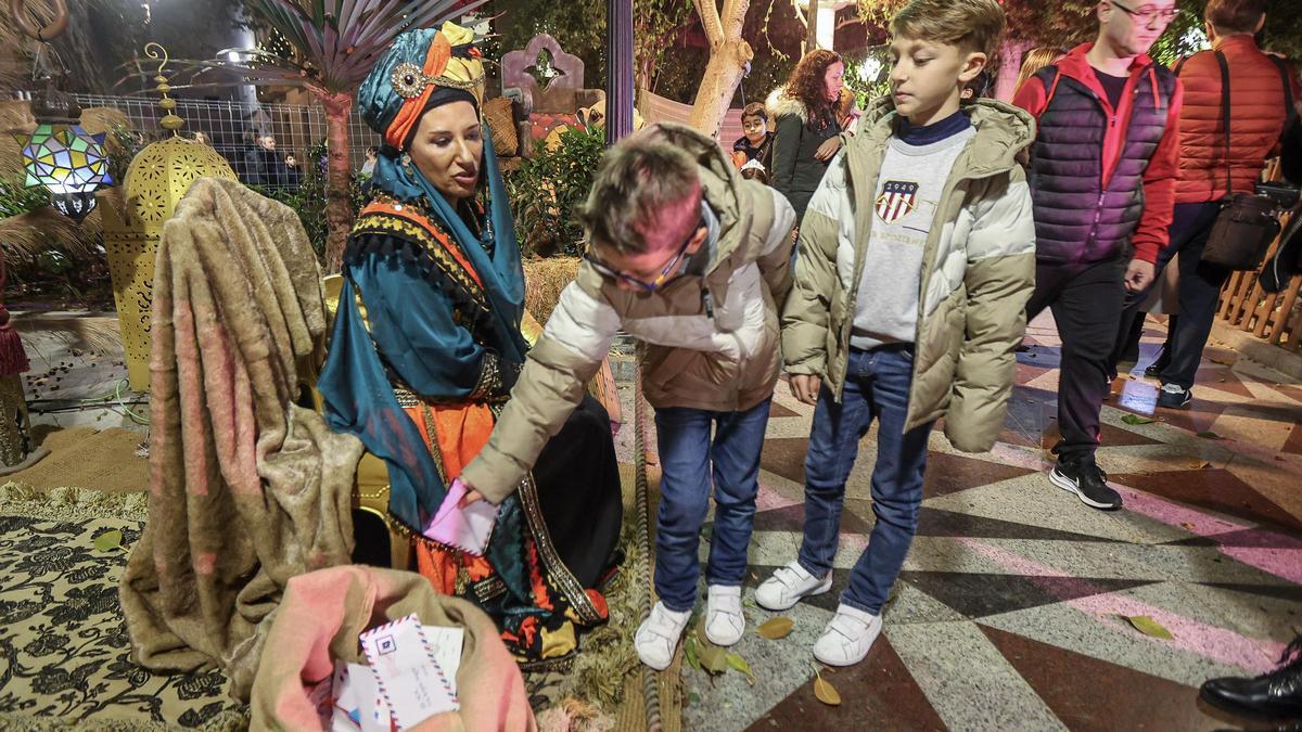 Las Carteras Reales reciben las cartas de los niños en la Plaza de Gabriel Miró