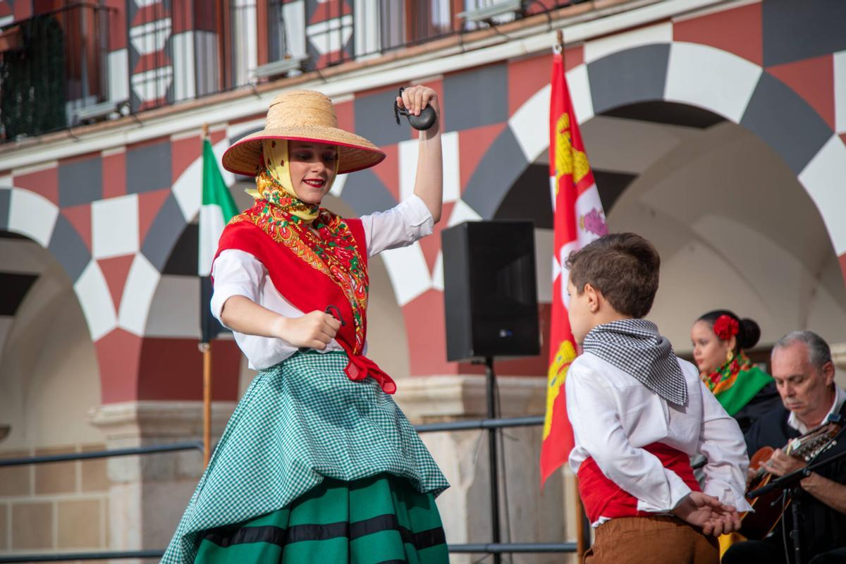 El folklore infantil toma la Plaza Alta de Badajoz