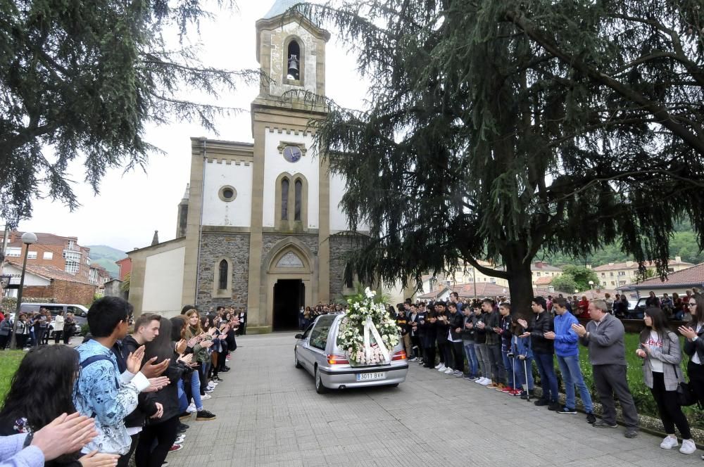 Funeral en Laviana por Marta Pérez, la joven de 17 años fallecida en accidente de tráfico.